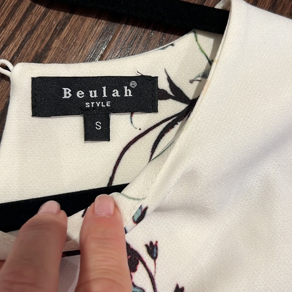 Pretty top size small - Picture 3 of 4